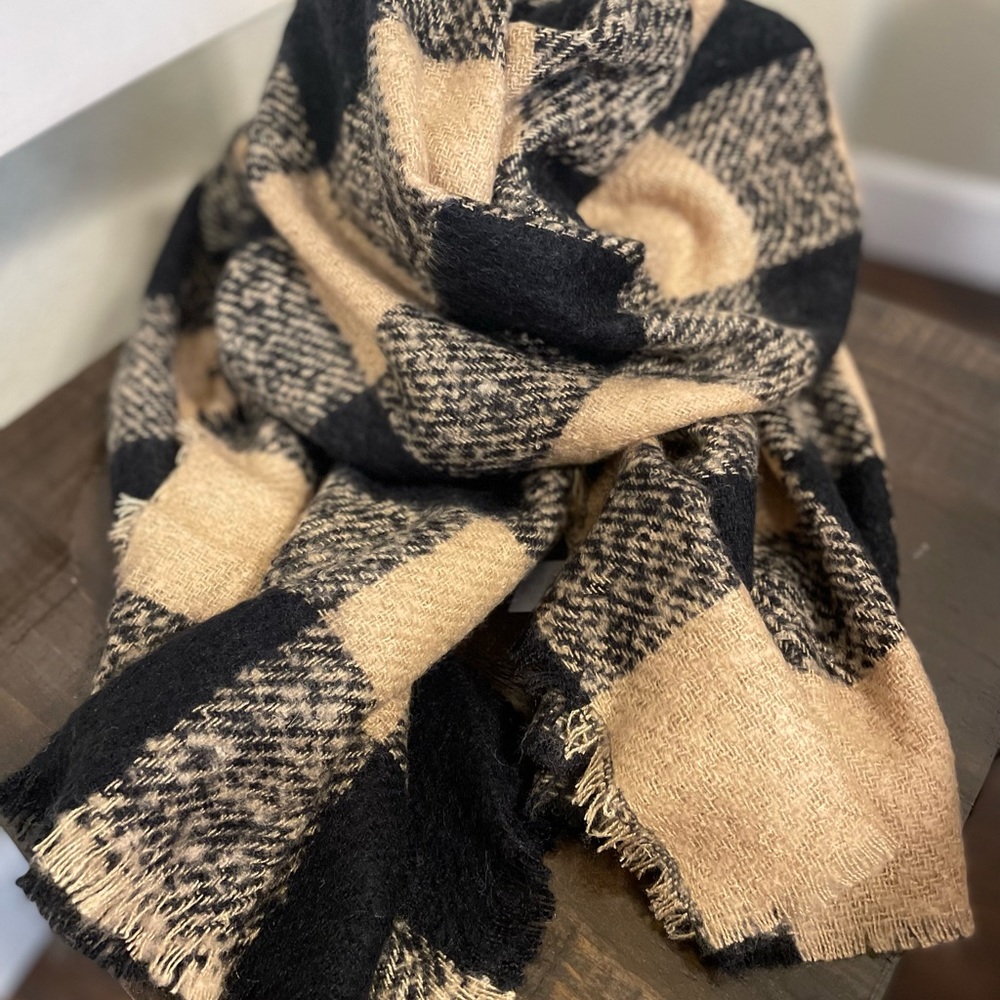 NWT AT Loft Black and Tan shawl/scarf/wrap